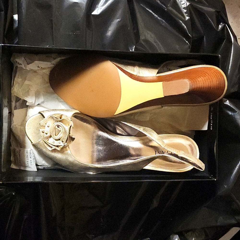 Pale Gold Alfani wedges, 8.5